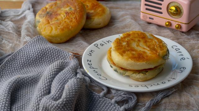 #面食#面食最美味的做法,开水一烫,一卷一抻,个个酥脆又多层,太香了