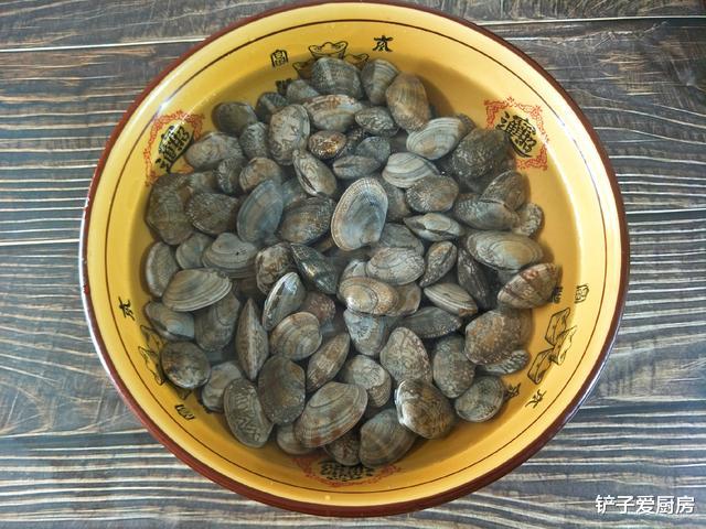 ▲洗蛤蜊时,外行才直接放盐,试试这样做,蛤蜊狂吐沙