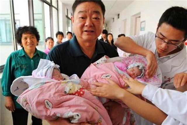 小志的历史观点|10年前，那个拼命生下双胞胎女儿的60岁老人，如今怎样了？
