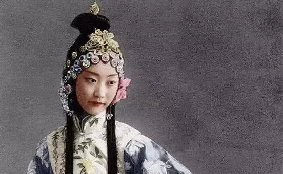 【晚清】老照片还原晚清女子真容，颜值颇高的姨太太，最后一张媚态十足