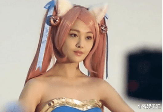 「郑爽」为何明星COS都只拍上半身？看到郑爽全身照，大家好像明白了啥