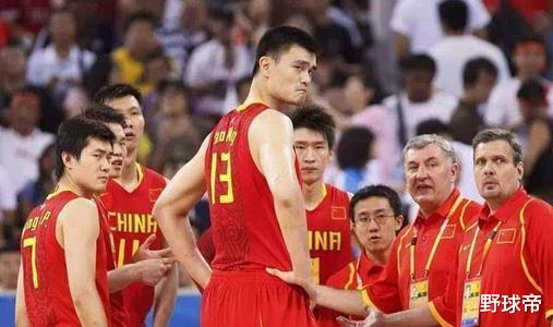 里皮▲周琦NBA总篮板数为22个，王治郅231个，而姚明和易建联是这数据
