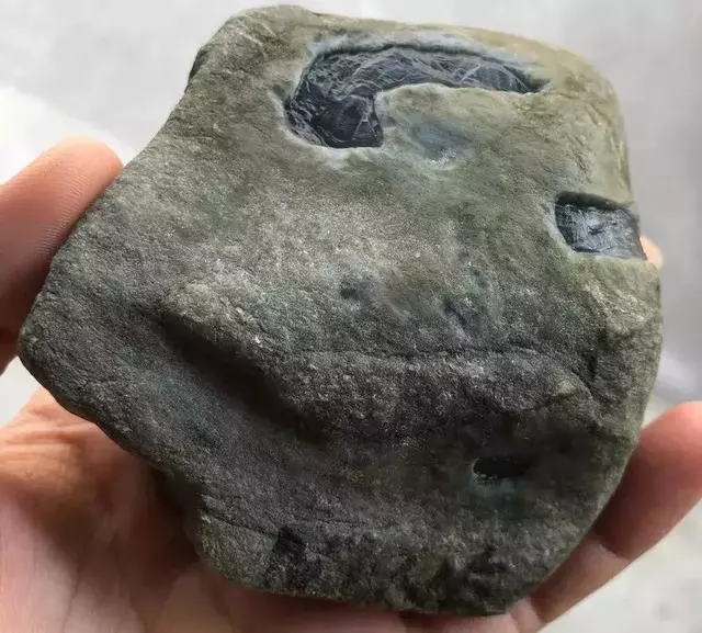 翡翠|一块南齐场口的翡翠原石,切出高冰肉质细腻,成品超美,超值!