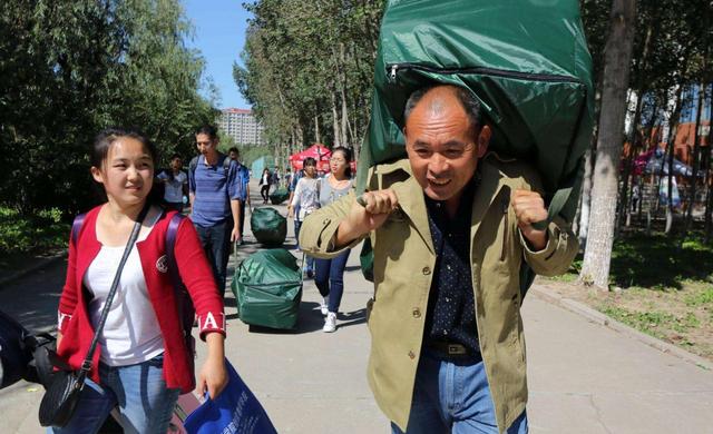 |“对不起，爸妈给你丢人了”，大学新生报到，撕开无数家庭的真面目