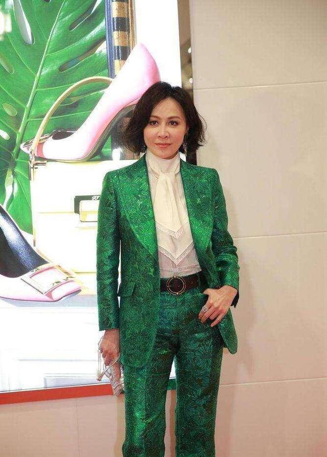 西装|55岁刘嘉玲真自信，挑战爆炸头配绿色套装，大妈丝巾都戴出高级感