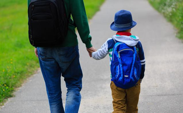 教育局|这个爸爸不一般！儿子小学不能“就近入学”，他把教育局告上法庭