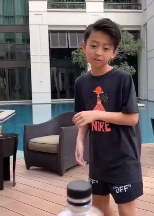 这样看来谢振南长大后应该也会变成一个帅哥吧,不知道又有多少个女孩