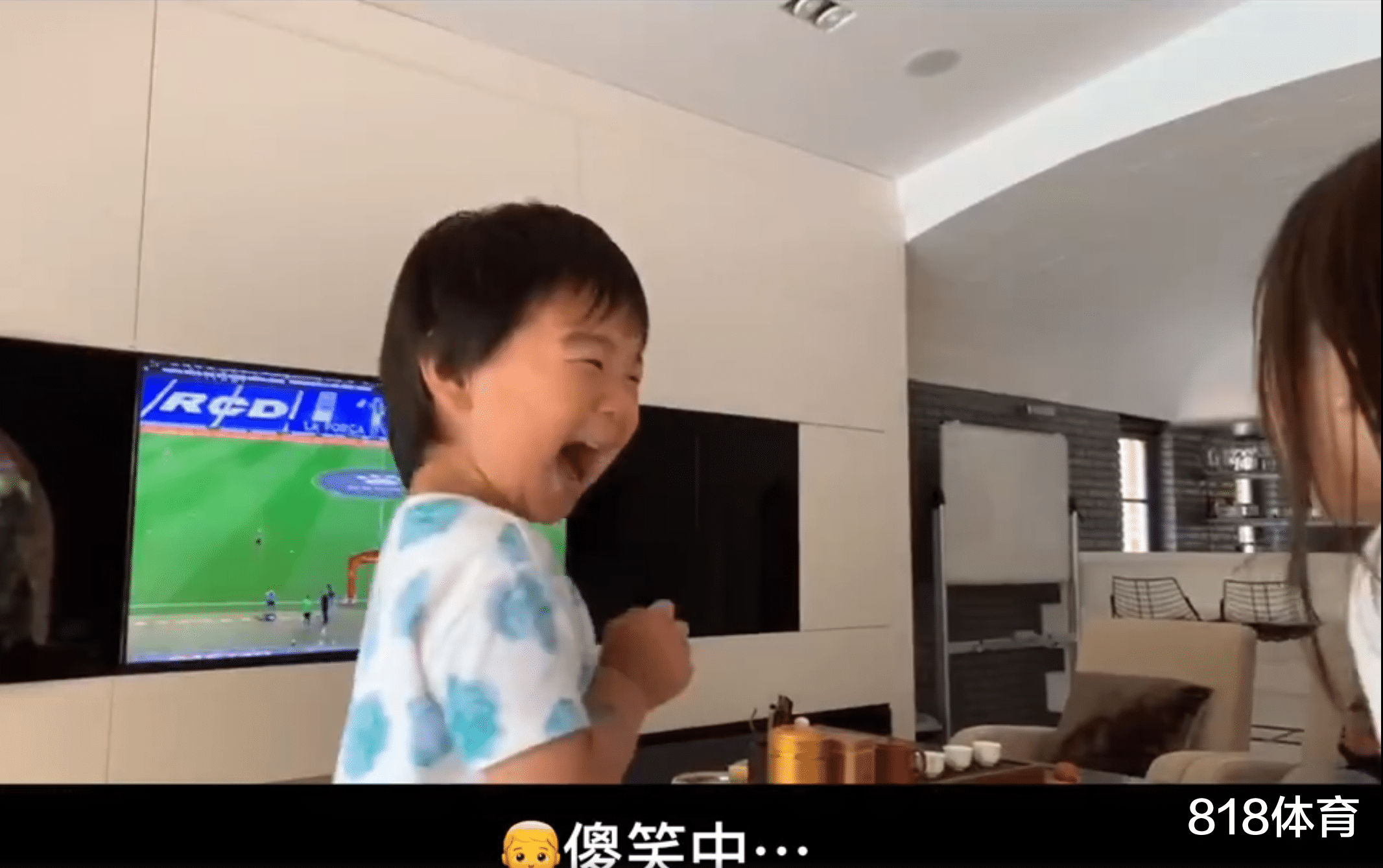『南京』可可爱爱! 武磊儿女在家看球, 儿子看到爸爸首发欢呼, 进球欢呼雀跃