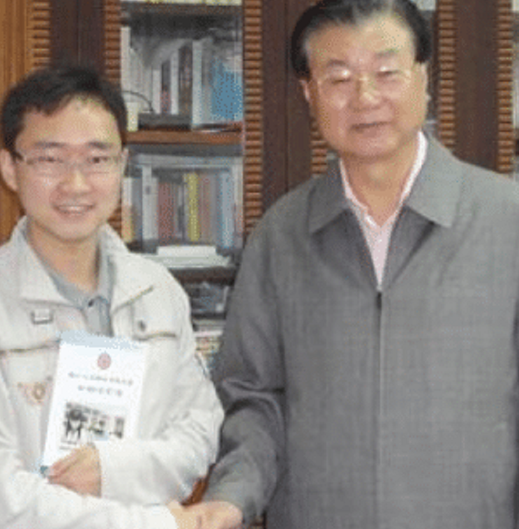 ##他是高考史上第一位用甲骨文作答的考生，只拿到6分却被名校录取，黄蛉现状如何了