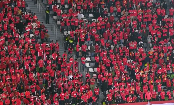 广州恒大|感动！恒大韩国外援独自谢场，向球迷敬军礼长达10秒，掌声不息