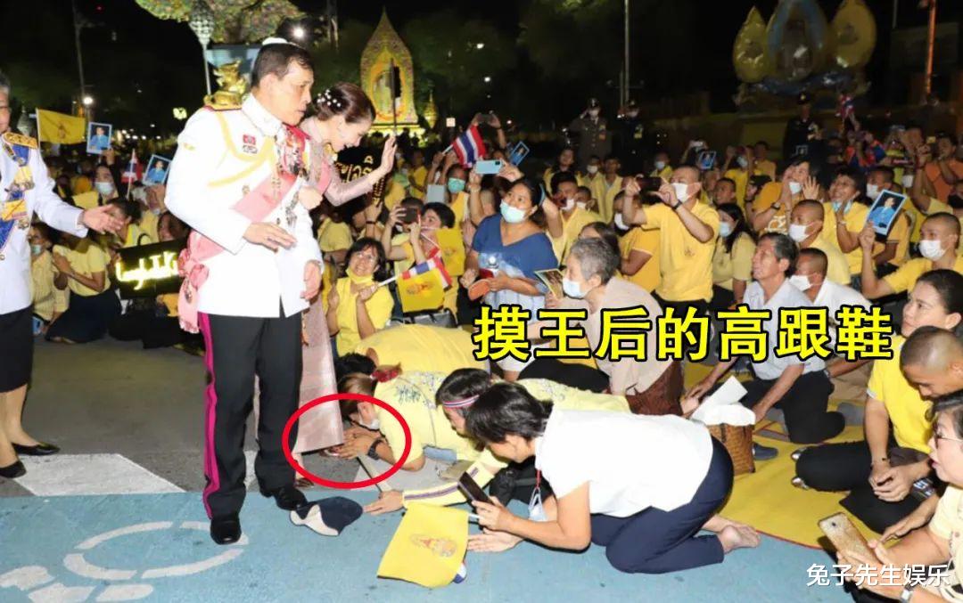 玛哈·哇集拉隆功|42岁泰国王后吓得不轻，被人们跪地抢着摸高跟鞋，忙提裙子好慌乱