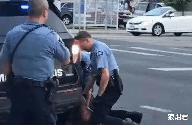 ##全世界都被骗了！弗洛伊德四年前就已经身亡，民众怒让全体黑人道歉