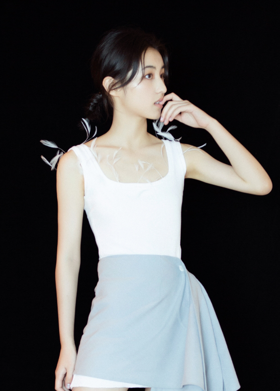 张子枫▲当张子枫减肥成功后，普通背心穿成高级礼服，尽显少女身材还白到发光