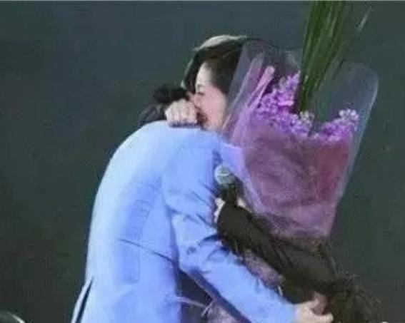 杨千嬅|“赌命生子”的杨千嬅，医生在一堆肿瘤中“夹”出孩子，令人心疼