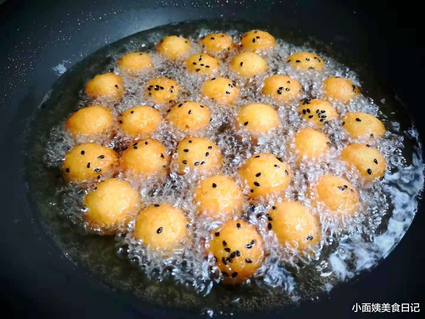 红薯丸子|冬季这美味抓紧吃，我家每年都要做几百个，又香又糯，孩子吃不够