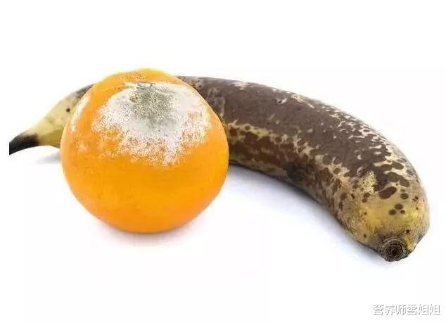 【肝脏】肝不好的人,会出现“一红二臭”,4种食物很伤肝,劝你尽量少吃