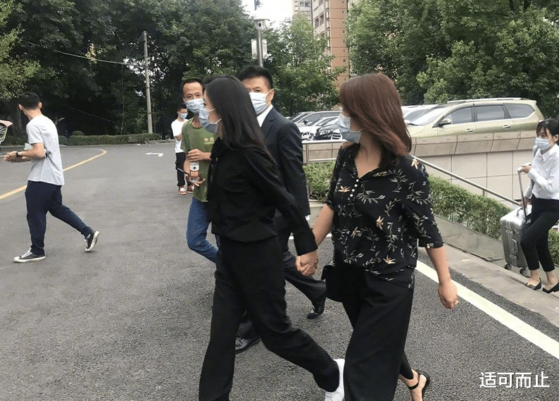 谭松韵|谭松韵庭审现场直播，几度哽咽发言，对方吊儿郎当无所畏惧！