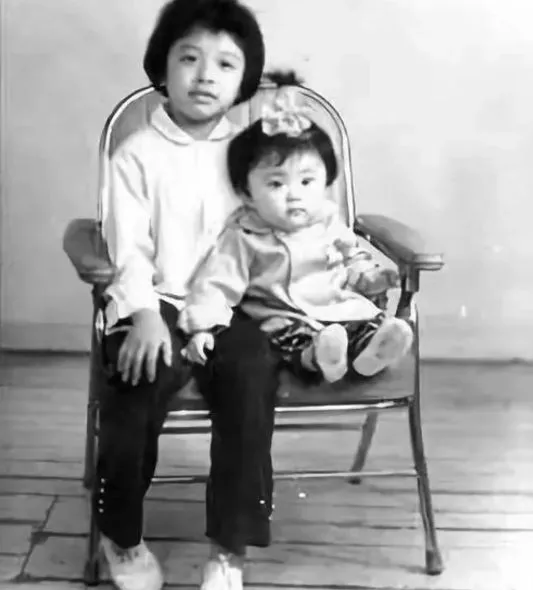 「韩红」韩红哭了,身上的秘密再也藏不住了,网友痛骂:虚伪、不要脸