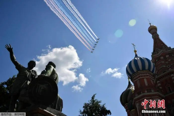 「中单」“穿越”75年沧桑！莫斯科红场阅兵的往昔与今朝