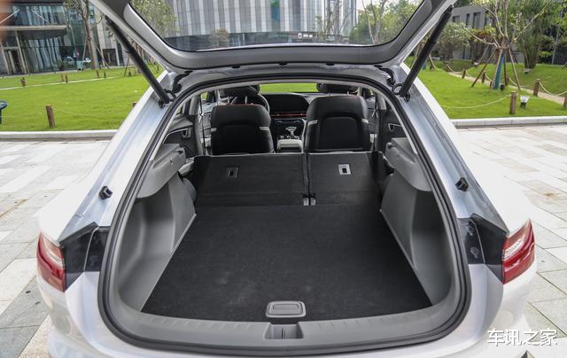 轿跑|8万多买轿跑，1.5T+四缸，长近5米跑高速不会累，关键还带电尾门