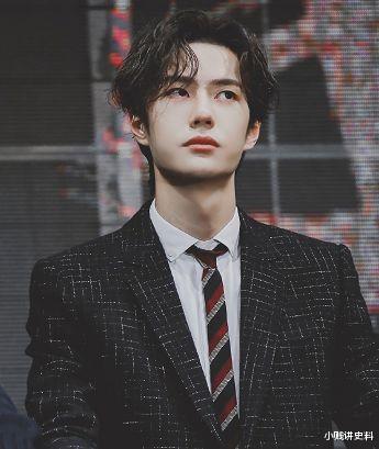 「刘恺威」王一博参加活动被恶意关美颜，看清他的真实五官，是心碎的感觉