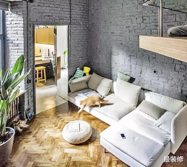 |32平的迷你户型,厨房兼具餐厅,门口设计有点“意思”