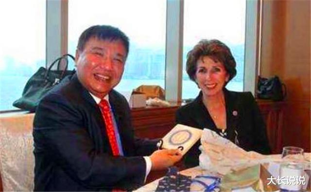 「美国」钟馨稼给美国捐1000万美元,回应:中国穷与我无关,结局如何?