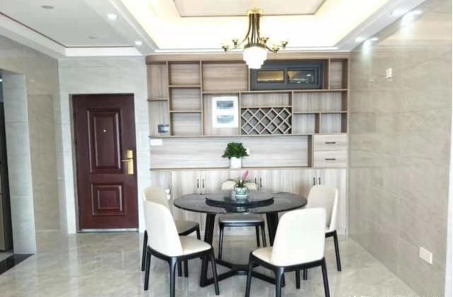 @120平的简约风格新家，整个大厅的石纹墙面，前所未有的质朴感