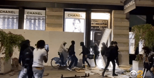 「美国警察」美国警察被爆头 无辜市民遭枪杀 华人自家阳台遇枪击 多人惨死