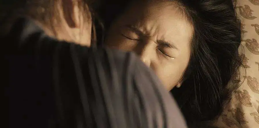 圣诞玫瑰：可怜的受害者或许才是带笑的施害者！《圣诞玫瑰》，小心带刺的诱惑