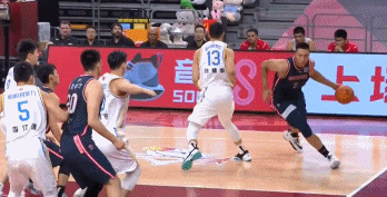 #易建联#单节25分+CBA篮板王！阿联微微出汗，他已赢回杜锋信任！