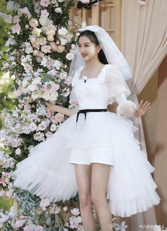 关晓彤|《奔跑吧》关晓彤被排挤？与baby全程无互动，婚纱装扮也比baby丑