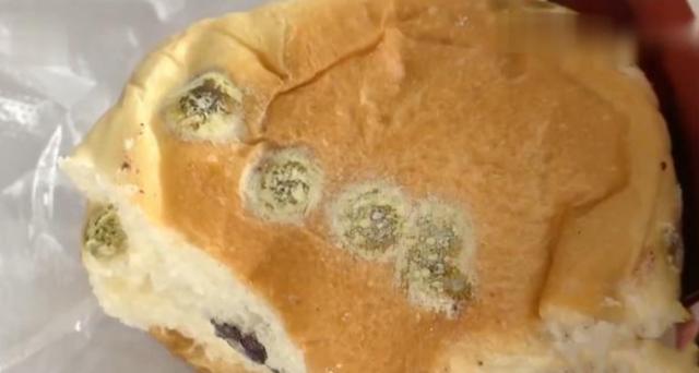 冰视频|面包咬了3口才发现发霉了，女子怒上门讨说法，老板：爱哪告哪告