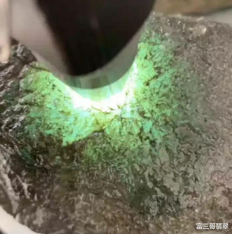 『翡翠』翡翠赌石实战行家详解原石“脱砂”和“水翻砂”到底有什么不一样