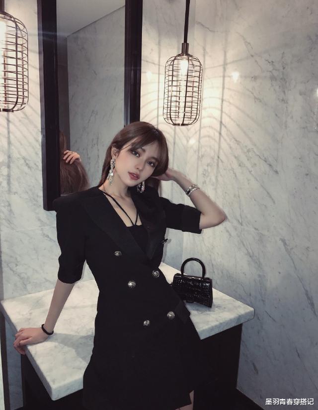 『罗志祥』心疼周扬青,蝴蝶姐一袭深V裙挽罗志祥走秀,满脸骄傲气质像正宫