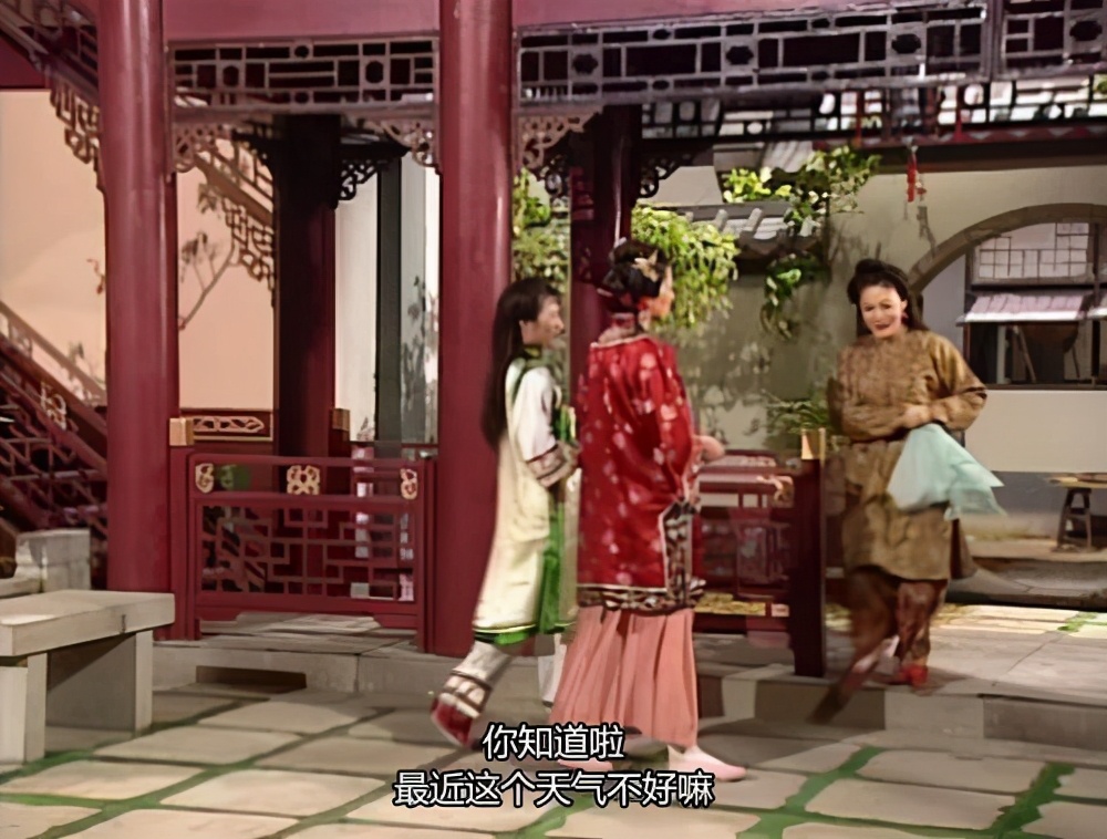 韦小宝|新版《鹿鼎记》韦小宝的妈妈太漂亮，身穿黑蕾丝裙太时尚太前卫了