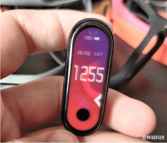 小米科技■小米手环5真机首次曝光！全面屏挖孔设计，外加一颗前置摄像头？