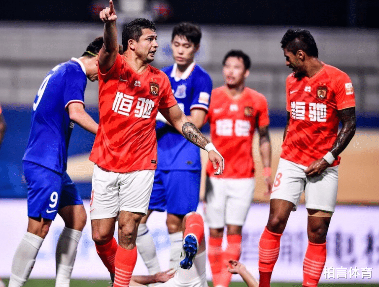 上海申花|4-1！卡纳瓦罗“欺负”杨立瑜，21岁国脚的头又犯错了