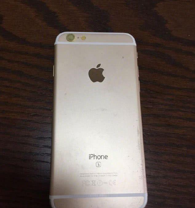 「苹果」男子的苹果手机太旧了,打算用砂纸打磨一下,打磨后众人看蒙