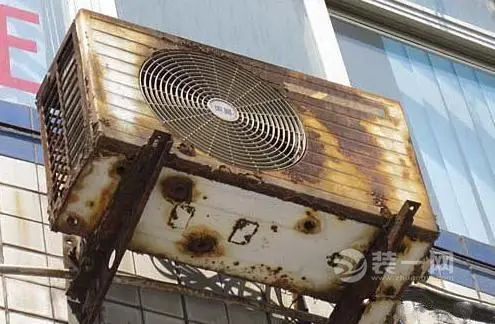 ▲装空调的支架，你选不锈钢还是普通角钢支架？师傅说这里猫腻很大