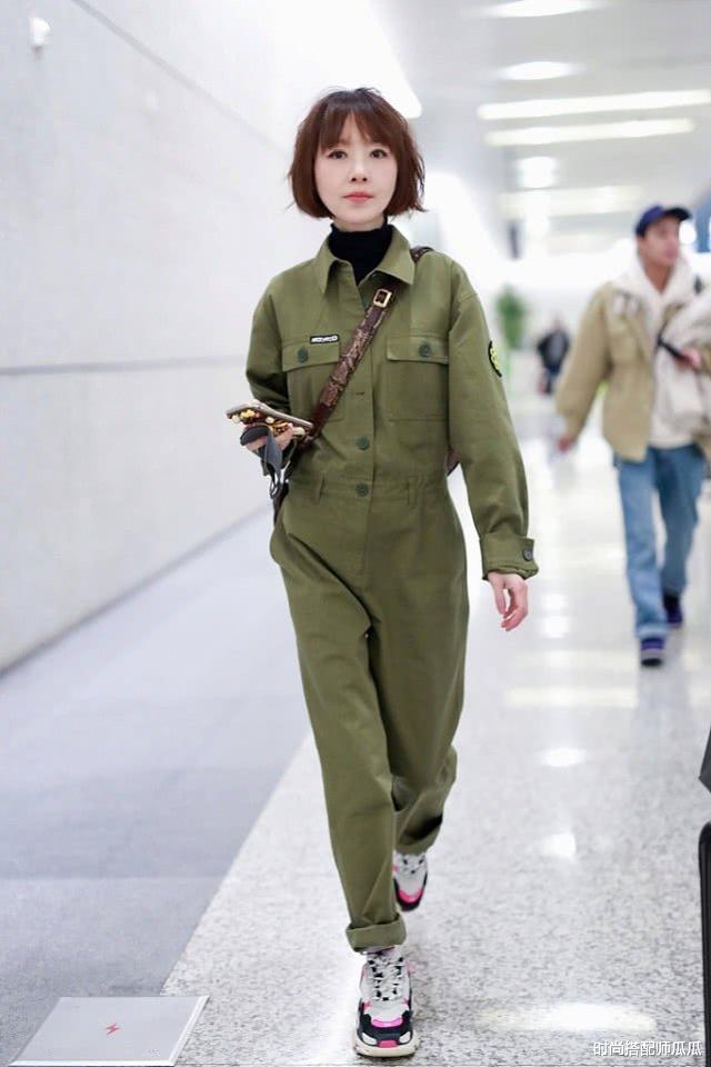 「发型」49岁鲁豫这次真美！格纹裙配颈链气质优雅，新发型实在减龄