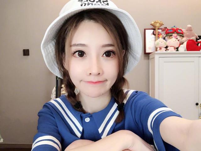 冯提莫|冯提莫“艺考照”被扒，当年网红滤镜还没发明，样子过于真实！