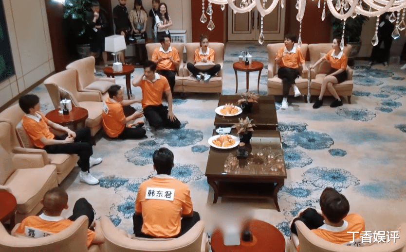李沁|baby和李沁同坐椅子上，坐姿却不一样，这就是已婚和未婚的区别