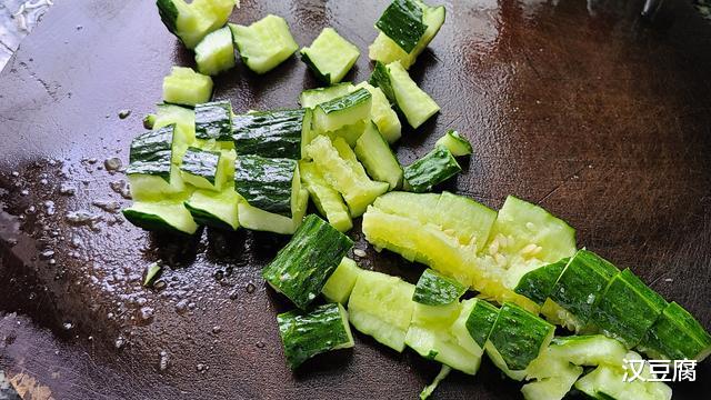 黄瓜|天气热经常吃这道凉拌菜，简单下饭又美味，看着都想吃呀