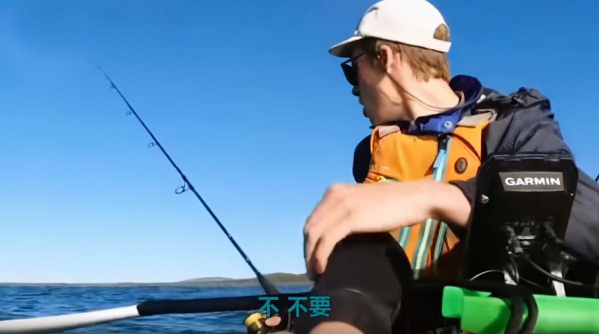 |男子划独木舟在海上钓鱼突遇4米长鲨鱼,如此举动死里逃生!