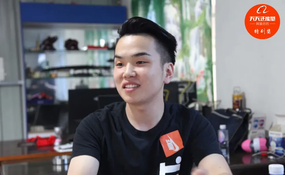 ?天天正能量官方|贵州公交车坠湖现场，这两个身影令人泪流……网友：中国从不缺这样的人！