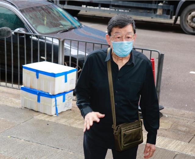 【黄日华】梁洁华出殡, 苗侨伟全程送别华嫂火化, 黄日华搂肩感谢38年友情不变