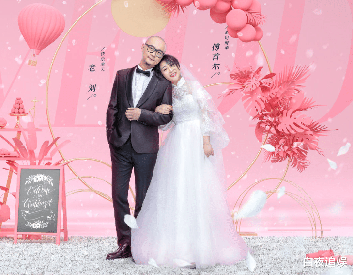 吴尊▲《婚前21天》上新海报，大家都穿着婚纱，唯独吴尊老婆不一样