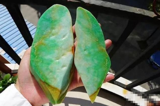 翡翠▲地摊货黄加绿翡翠原石被货主9900拿下，成品出来越看越有味道！