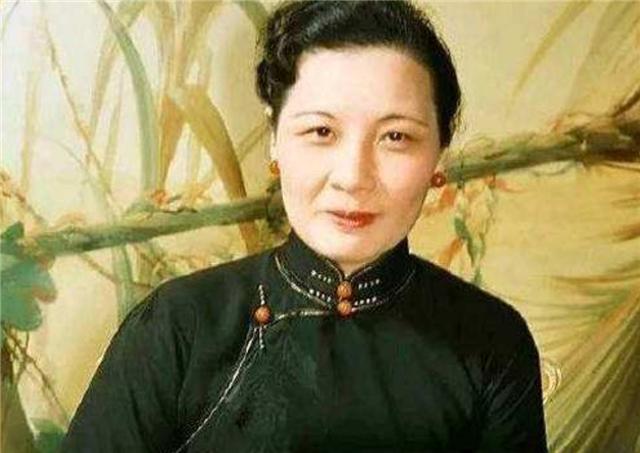 「宋美龄」宋美龄抽烟喝酒，常年熬夜，40岁患癌，却精致优雅活到了106岁
